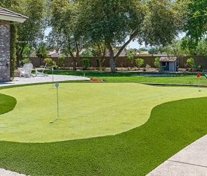 بناء ملعب الجولف مع وضع العشب الأخضر