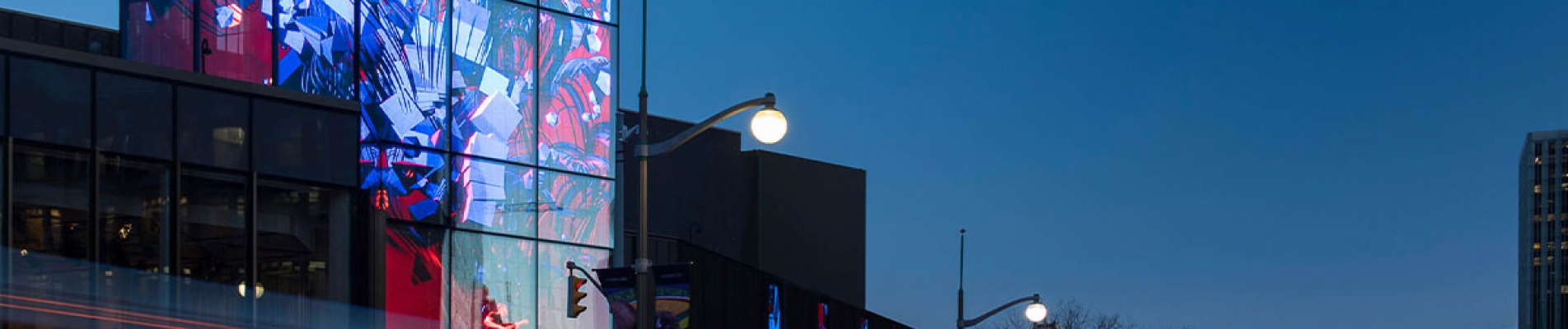 استكشاف شاشات LED الشفافة