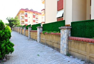 تطبيقات تغطية الجدران بسياج العشب